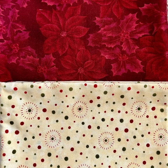 2 Yards Christmas Fabric * Quilting Quality 100% Cotton * Poinsettias Star Dots - Picture 1 of 3